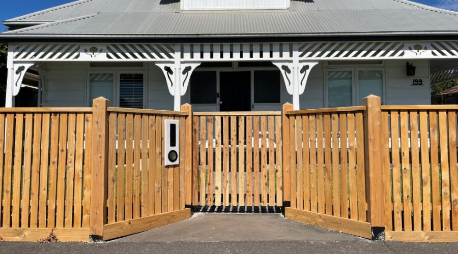front timber fencing and gates - side gate installation in Melbourne - automatic sliding gates - Swing gate installation service in melbourne - top fencing contractor near me - best fencing contractor in melbourne, vic