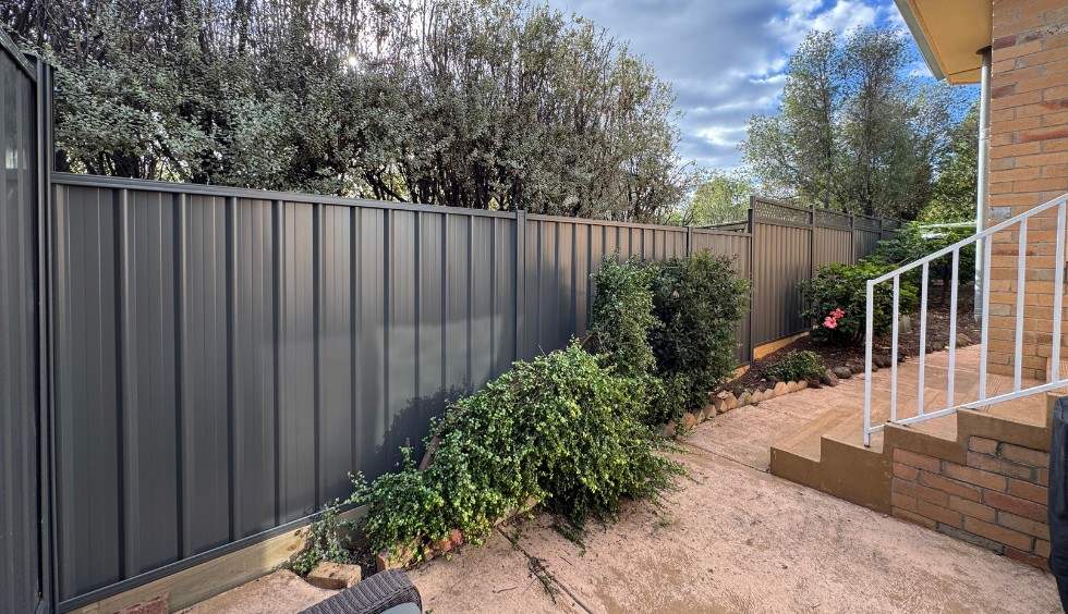 Contemporary Colorbond boundary fence for East Melbourne home