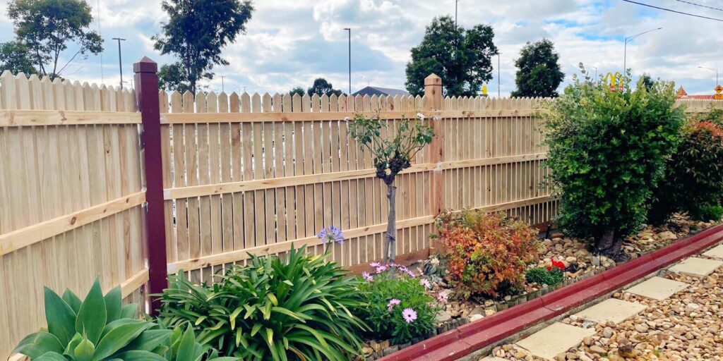 timber fencing banner - timber fencing contractor in Melbourne - best fencing installer in Melbourne - timber picket fence