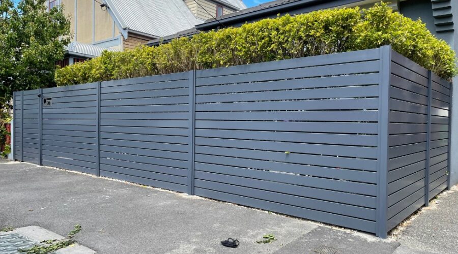 Privacy Fence Screen - Aluminum Horizontal Slat Fencing - fencing near me - fencing contractor in vic - fencing contractor in melbourne - aluminium fencing contractor in vic