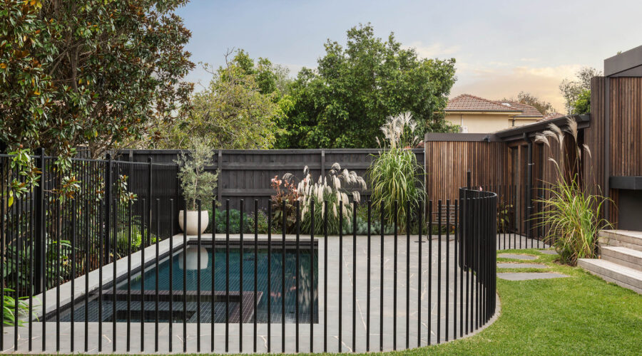 Curved Fence - aluminium pool fencing - pool fence contractor in melbourne
