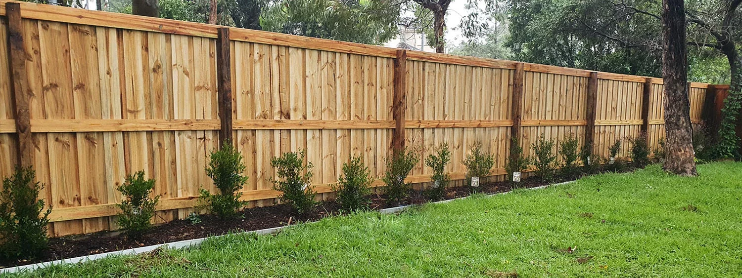 Timber Fence - Timber Pailing Fencing in Melbourne, Fencing contractor in Vic, Melbourne, timber fencing contractor near you
