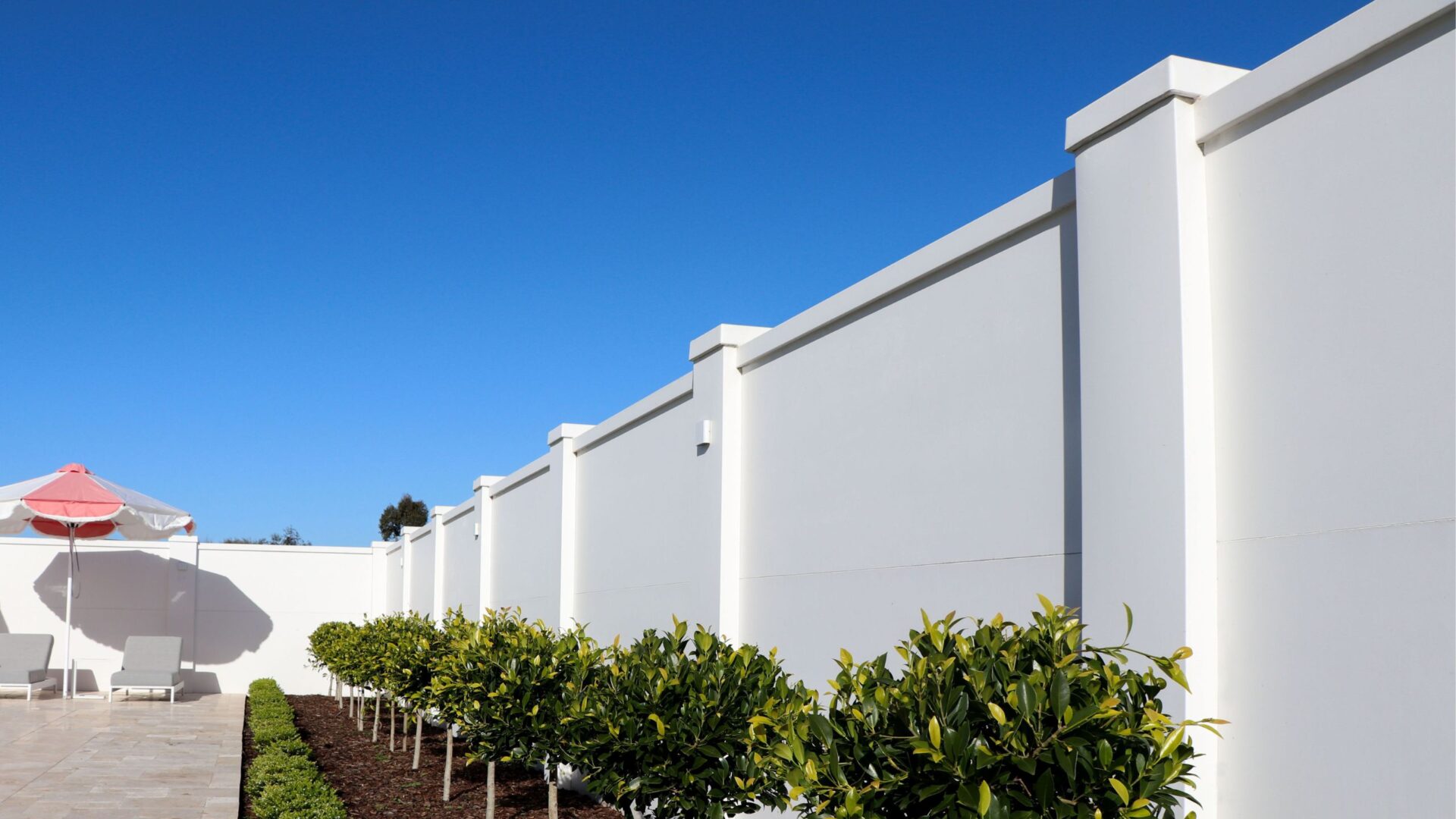 EstateWall® is a robust masonry-alternative modular wall that leaves a lasting impression.