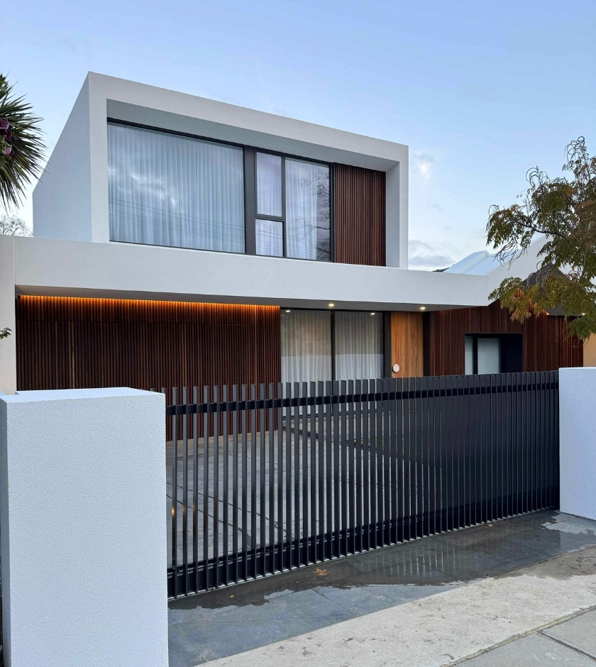 Aluminium vertical blade gate in Melbourne - installed by Pentagon Fencing & Gates