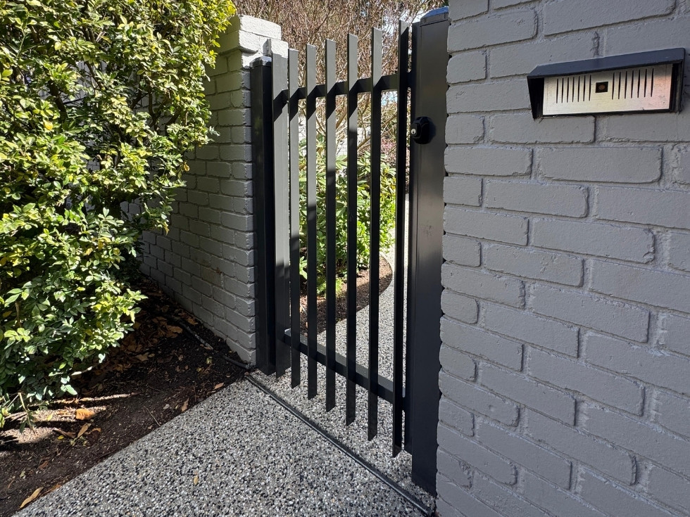 aluminium vertical blade single swing gate