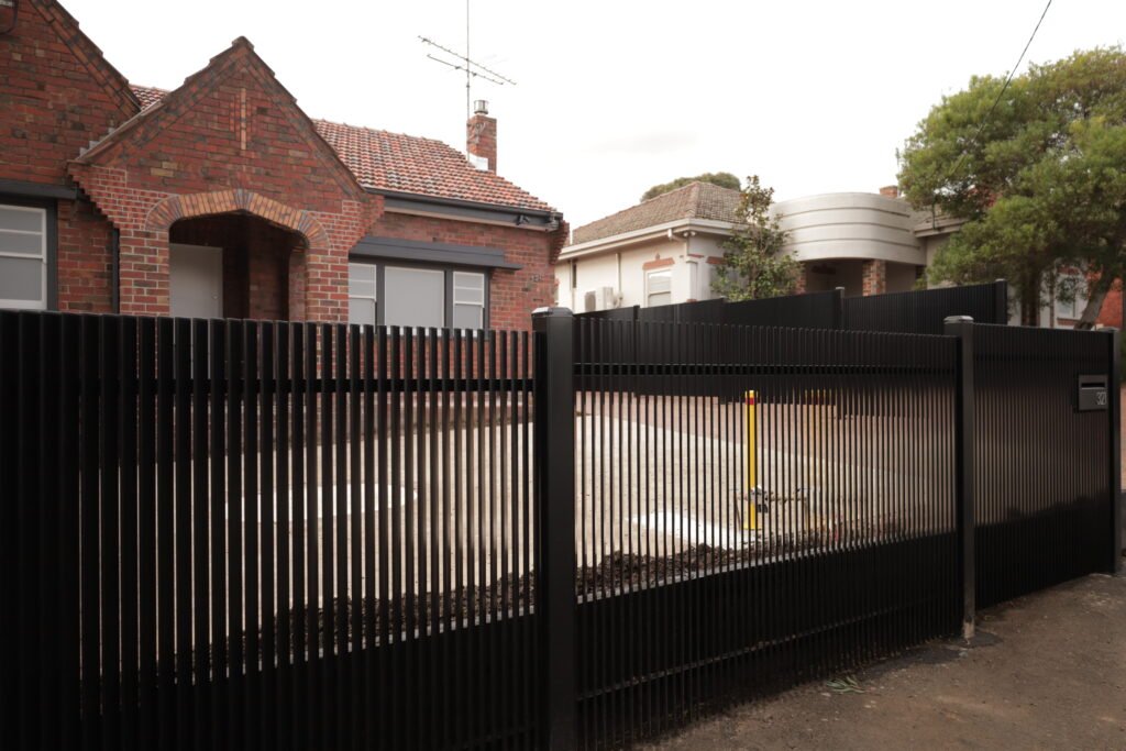 Front Aluminium vertical angled blade fence